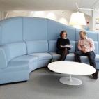 Sala de reuniones con sofás gigantes que evocan nubes.