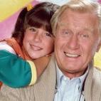 El actor George Gaynes, conocido por interpretar al padre adoptivo de Punky Brewster y al comandante Lassard de Loca academia de policía, falleció el 16 de febrero de 2016 a los 98 años. Fue su hija quien dio la noticia a The New York Times. ...