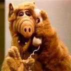 El actor Mihaly 'Michu' Meszaros, que fue el encargado de dar vida al extraterrestre Alf en la famosa serie televisiva homónima de los años 80, murió el 13 de junio de 2016 a los 76 años.