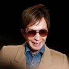 Cimino, nacido en Nueva York el 3 de febrero de 1939, fue un director de cine, guionista y productor estadounidense. Era conocido por dirigir, producir y coescribir la película ganadora de los Oscar en 1978 El Cazador y por escribir y dirigir...