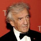 Elie Wiesel, Premio Nobel de la Paz en 1986 y una de las voces más elocuentes para describir los horrores del Holocausto judío, murió el 2 de julio de 2016 en su casa de Nueva York, a la edad de 87 años. Wiesel estaba casado con la austríac...