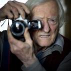 El fotógrafo francés, célebre por sus imágenes de un pintor en la torre Eiffel y de las protestas contra la guerra del Vietnam, falleció el 31 de agosto a los 93 años tras una larga enfermedad.