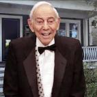 Gordon Lewis, conocido popularmente como "el padrino del cine gore", murió el 27 de septiembre a los 87 años. Fue fundamental en el nacimiento y consolidación del cine gore, ya que su película Blood Feast (1963) está considerada una de las ...