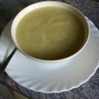 Un puerro a punto de morir y un par de calabacines olvidados en un cajón pueden dar muchas alegrías en forma de crema calentita. Está mejor con un par de quesitos.