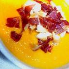Solamente necesitarás una rodaja de calabaza, un puerro, una cebolla tierna, un tomate maduro y un par de zanahorias. Y un poquito de jamón serrano, que nunca viene mal. Consúltala entera.