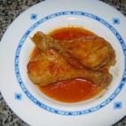 El pollo, ese salvador de tantos guisos y tantos almuerzos. Además de los muslos del pollo necesitarás una pastilla de caldo, vino blanco, aceite, agua y sal. Y tomate, por supuesto. Echa un ojo a la receta.