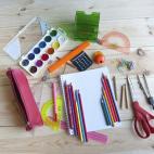 Todo tipo de material escolar como cilindros con lápices de colores, gomas, sacapuntas, cuadernos, reglas... Fue en la inauguración de la exposición de Fernando II de Aragón. El rey que imaginó España y la abrió a Europa en Zaragoza.