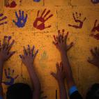 Este mural lo iniciaron y pintaron niños refugiados sirios en uno de los baños públicos del campo de prisioneros Zaatari, Jordania, cerca de la frontera siria. El campo alberga casi 120,000 refugiados. (AP Photo/Mohammad Hannon)