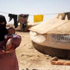 La refugiada siria Omm Ahmed, de la localidad siria de Daraa, con su bebé en en campamento de refugiados de Zaatari, en Mafraq, Jordania, el domingo ,2 de septiembre del 2012. (Foto AP/ Mhammad Hannon)