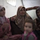 Mujeres sirias desplazadas por los enfrentamientos entre rebeldes y fuerzas del gobierno, beben té en su tienda de campaña en un campo de refugiados cerca de la frontera turca, en Azaz, Siria, el domingo 7 de octubre de 2012. (Foto AP/Manu Brabo)