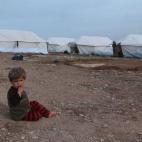 Uno de los niños que vive en el campo de refugiados en la villa de Qatma, Siria, cerca de la frontera con Turquía (Foto AP/Edlib News Network ENN).