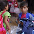 Niños refugiados sirios reciben enseres escolares de UNICEF en el campamento de Sulaimaniyah, 260 kilómetros al noreste de Bagdad, Irak, este 6 de septiembre de 2013. (AP /Ceerwan Aziz )