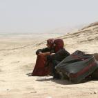 Refugiados sirios descansan al cruzar a Irak en el punto fronterizo de Peshkhabur en Dahuk, 430 kilómetros (260 millas) al noroeste de Bagdad, Irak, el martes 20 de agosto de 2013. Milicias curdas enfrentaron el martes 20 a grupos rebeldes vinc...