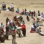 Refugiados sirios cruzan hacia Irak en el puesto fronterizo de Peshkhabour en Dahuk, a 430 kilómetros (260 millas) al noroeste de Bagdad, Irak, el martes 20 de agosto de 2013. (Foto AP/Hadi Mizban)