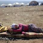 Esta foto del lunes 5 de noviembre de 2012 muestra a una jovencita siria que huyó con su familia de la violencia en su comunidad, mientras descansa en un campamento de desplazados en la aldea de Atmeh, cercana a la frontera con Turquía (AP Fot...