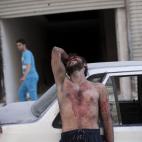 Un sirio llora afuera del hospital Dar El Shifa en Alepo, Siria, después de que su hija resultó herida por un bombardeo de las fuerzas del gobierno en una escuela donde había cientos de refugiados, el jueves 4 de octubre de 2012. (AP/ Manu Brabo)