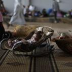 Un bebé sirio, cuya familia huyó de la guerra civil en su país, se ve en un refugio en el cruce fronterizo de Bab Al-Salameh donde su familia espera poder entrar en uno de los campamentos de refugiados en Turquía, el 28 de agosto del 2012 (A...