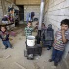La madre de estos hermanitos murió mientras escapaban de Qussayr. Ahora viven aquí, en Arsal, El Líbano, con su padre como refugiados... (JOSEPH EID/AFP/Getty Images)