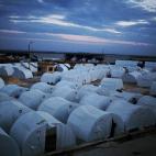 En imagen un campamento para refugiados sirios cerca de la frontera turca en Azaz, Siria. Cerca de 5.000 muertes al mes se registran en Siria por la guerra civil y el éxodo de refugiados registra índices no vistos desde el genocidio de Ruanda ...