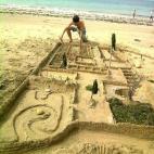 En la playa de Rota, donde ya es conocido por los habituales, Álvaro se divierte recreando las carreteras y caminos de Jerez, con detalles como las plantaciones y los árboles que se ven desde el coche.