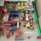 En esta maqueta se puede apreciar el comedor principal del lugar, el almacén, la habitación de juegos donde están la wii, la Play Station 3 y la Xbox 360, entre otras muchas cosas. Álvaro no se olvida de recordarnos que este lugar está en ...