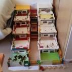 Podemos ver cómo utiliza lo que se le ocurre como los libros, las plantas... y cómo se preocupa de detalles como el aparcamiento y las macetas del bloque de casas.