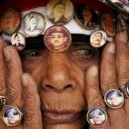 Una mujer apoyando al anterior presidente de Yemen, Ali Abdullah Saleh, durante un evento contra los ataques aéreos en Saná.