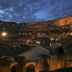 Una cruz ha sido colocada en el Coliseo antes de que empiece el Via Crucis, conmemorando la crucifixión de Jesús.