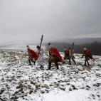 Actores amateur escalan una colina durante la procesión del Via Crucis el Viernes Santo en el Santuario de Kalwaria Paclawska (Polonia).