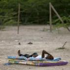 Un estudiante de la Universidad de Garissa en Kenia descansa mientras espera la recolocación de las cosas tras el ataque de este jueves por cuatro hombres armados en el campus que acabaron con la vida de 147 personas.