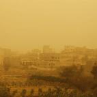 Vista general de la tormenta de arena que cubre la capital del Yemen, Saná.