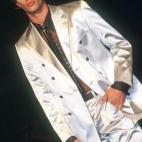 Una de sus creaciones para hombre de su colección Otoño-Invierno 2001-2002.