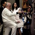 Pedro del Hierro, con la que fuera ministra de Cultura, Ángeles González-Sinde, en un acto en el Museo del Traje de Madrid.