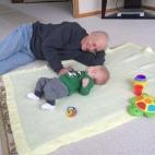 Bill Johnson, de 80 años, con su bisnieto Arny Larson, de 9 meses.