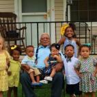 Sammy Seay con sus ocho bisnietos. De izquierda a derecha, Asiah, Azariah, Alijah, Aniyah, Ariyanah, Anthony, Ava y Alexia.