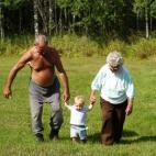 Robert (Bob) y Penny Bodell con su nieto Lane. "Mi abuelo Robert (Bob) era un hombre encantador. Cuando íbamos a visitar a los abuelos (algo que hacíamos muy a menudo), siempre había juegos, dibujos, galletas, queso, armónicas, bailes, nos c...