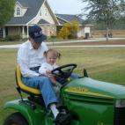 Herman Mason, de 81 años, con su bisnieta Mackenzie Schornick, de tres.