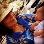 Isadora Gonzalez, de 76 años, conociendo a su bisnieto Luca Licitra, de cuatro meses.