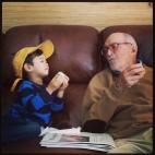 Jack O'Neill, (de 93 años en la foto y ya fallecido) con su bisnieto Aiden O'Neill, de 3.