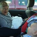 Jeanne Gilbert, de 83, con su bisnieto Milo Theodore New, de cuatro meses en la foto.