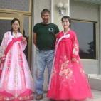 Albert Podell, recibido en un restaurante de Corea del Norte por chicas con el traje tradicional.
