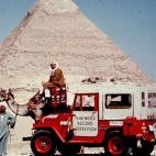 En su primera aventura, a bordo de un cuatro por cuatro. Egipto, 1965.