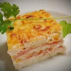 Es un sándwich elaborado con pan de molde, jamón cocido y queso, generalmente tipo emmental o gruyer, asado al horno, a la plancha o en una sartén, y que se sirve gratinado. Puedes leer la receta completa en CookPad.