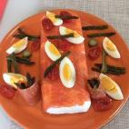 Para el relleno necesitarás nata, queso crema, gelatina neutra, pimienta, sal, cebollino y eneldo. Esta versión está decorada con tomates cherry, huevo cocido, aceitunas y espárragos trigueros, pero se puede probar con otras combinaciones.