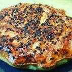 Esta receta es perfecta para aprovechar sobras. Se forra un molde con masa brisa, se agrega el goulash y el queso en trocitos, se tapa con más masa y, por último, se pinta con huevo y se decora con semillas de sésamo.