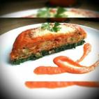 Lo único laborioso de esta receta es preparar las cinco tortillas distintas (de lo que se quiera: de patata, de espinacas, de champiñón, de calabacín...). Una vez hechas es tan sencillo como poner unas sobre otras con un poco de salsa de tom...