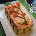 Su preparación requiere palitos de cangrejo, pepinillos, salmón, queso crema, salsa rosa y pan de molde y su preparación es tan sencilla como seguir estos dos pasos.