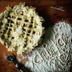 Está relleno de pechugas de pollo y setas. Aquí tienes la receta completa, con las instrucciones para hacer la masa incluidas.