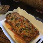 Se puede presentar de esta manera o en moldes pequeños de magdalenas si se quiere servir de manera individual. Lleva pimiento rojo, zanahoria rallada, champiñones y huevos.