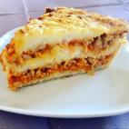 Para este plato primero hay que sofreír la carne picada con cebolla y zanahoria. Después se prepara un puré de patatas y se forra un molde con masa brisa. Después es tan sencillo como ir poniendo capas y cubrir con queso para gratinar. Consu...